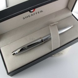 Stylo-bille Sheaffer Sagaris Metallic Blue avec attributs chromés.