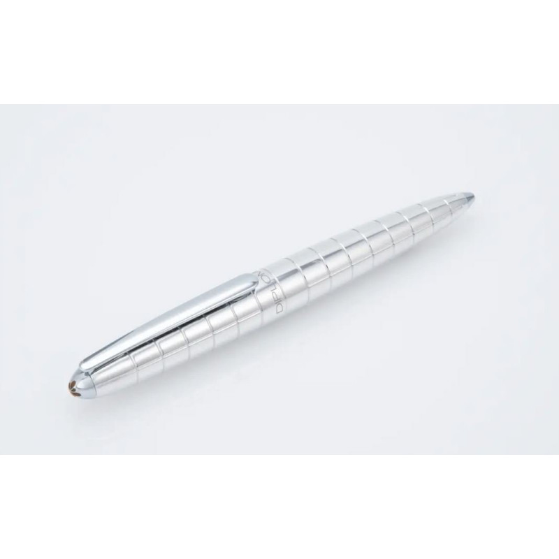 Stylo bille Diplomat Aero argent fermé vue générale