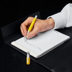 Stylo plume Festina Classicals jaune chrome en main