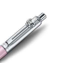 Détail du clip orné d’un nœud du stylo bille Sheaffer 100 Emily in Paris rose