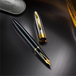 Sheaffer Legacy noir et doré, plume apparente en ambiance